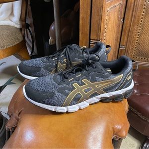 ASICS Black and Pure Gold Athlete Shoes. Size 10 1/2